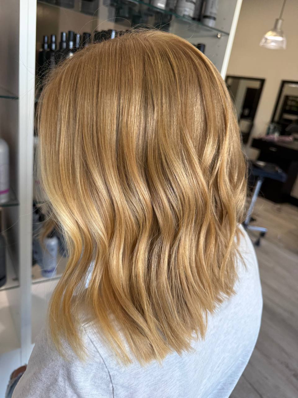 Warm blonde highlights with smooth waves